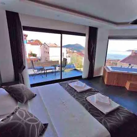Centrally Located Luxury Villa: Alesta *