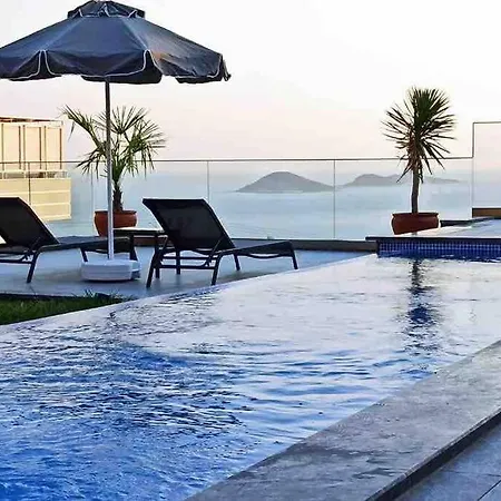 Centrally Located Luxury Villa: Alesta *