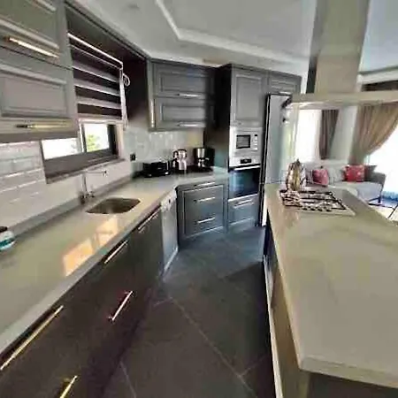 Villa Centrally Located Luxury Villa: Alesta