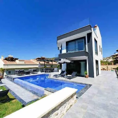 Villa Centrally Located Luxury Villa: Alesta