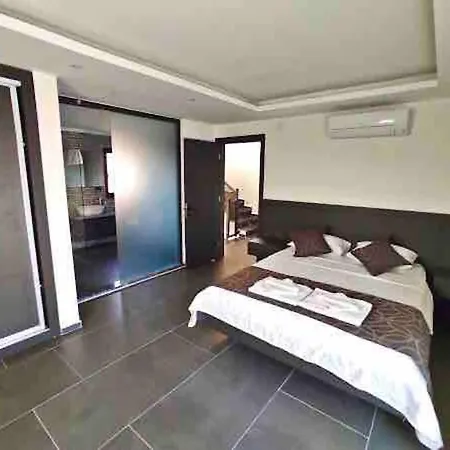 Centrally Located Luxury Villa: Alesta
